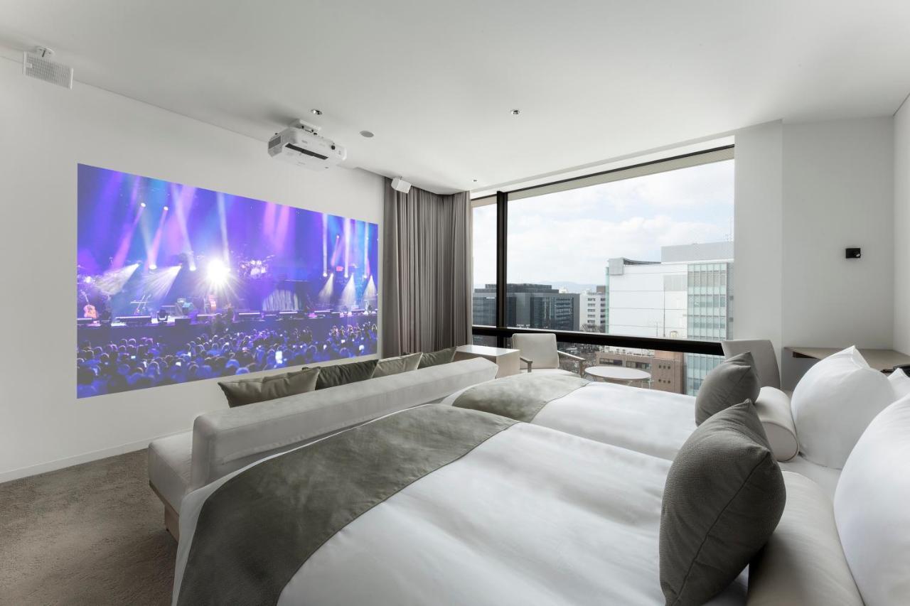 더 로얄 파크 호텔 아이코닉 교토 외부 사진 A projector screen in a hotel room