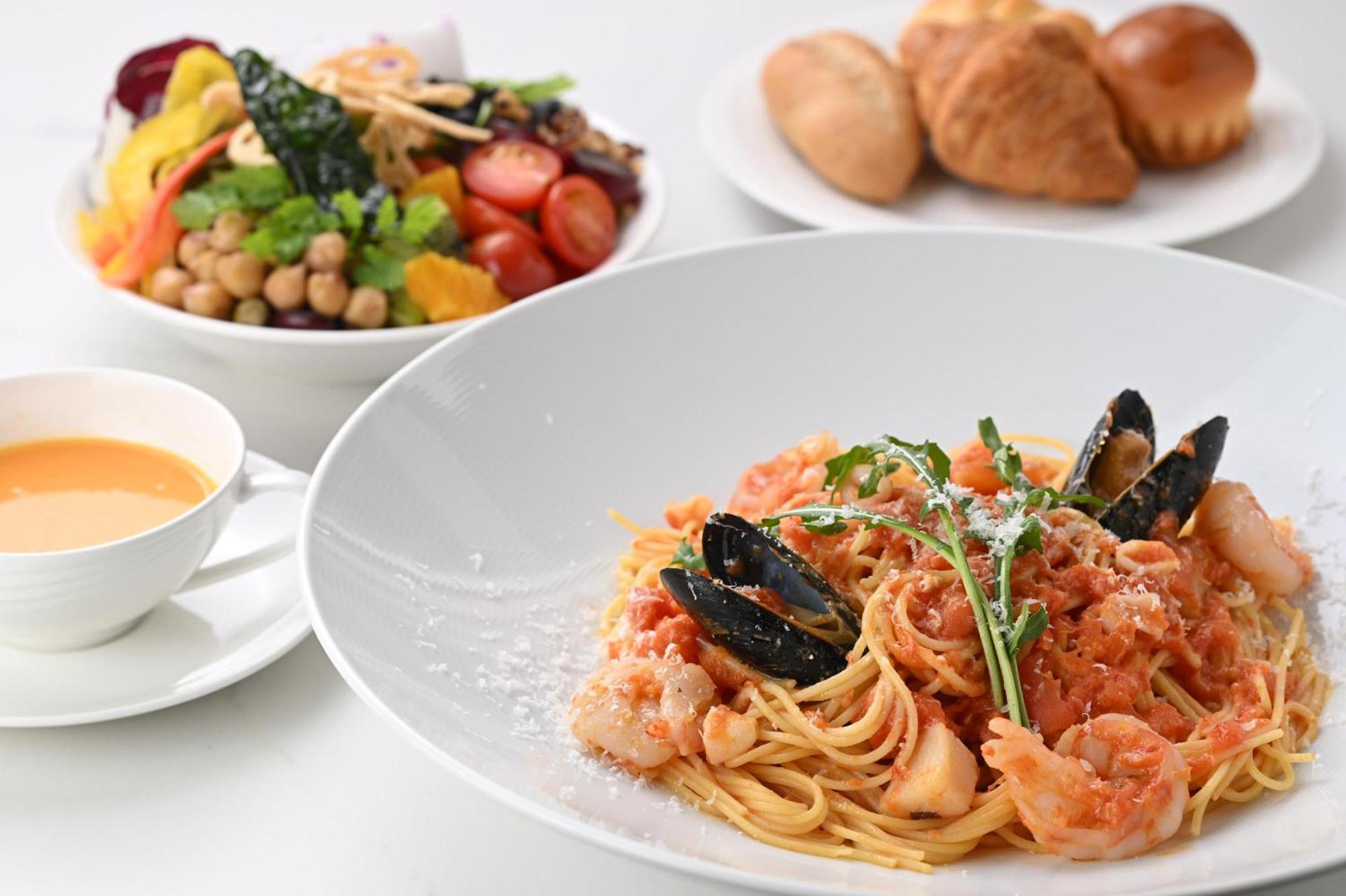더 로얄 파크 호텔 아이코닉 교토 외부 사진 A set meal at a restaurant in Japan