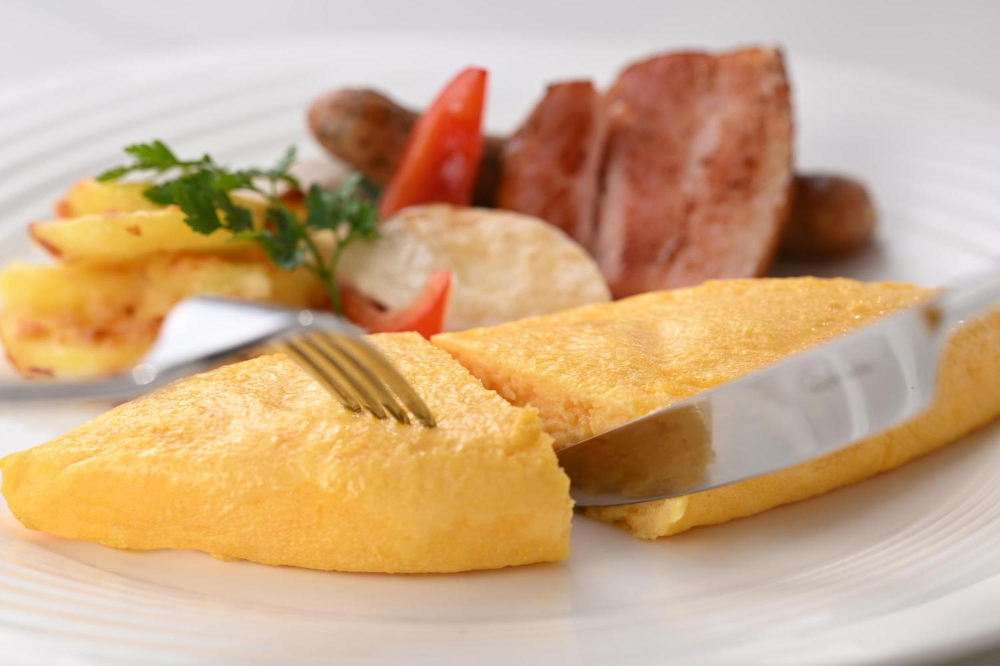더 로얄 파크 호텔 아이코닉 교토 외부 사진 A potato omelette